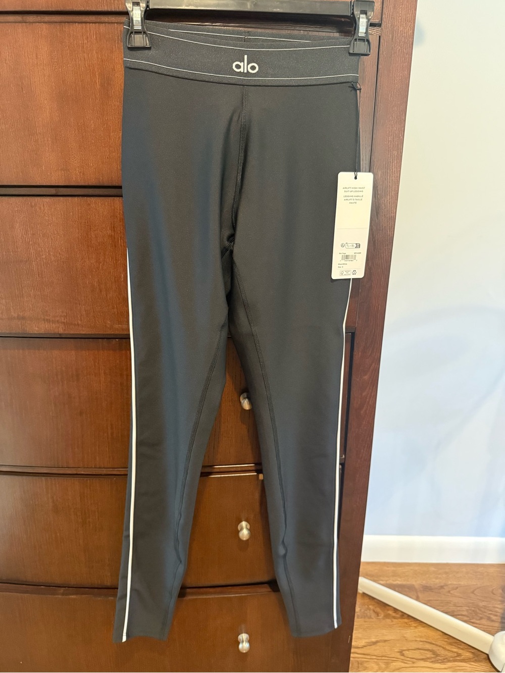 NWT ALO Yoga Black Athletic Leggings with Side Stripe
